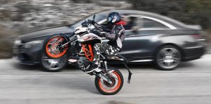 duke-390-wheelie.jpg duke-390-wheelie.jpg